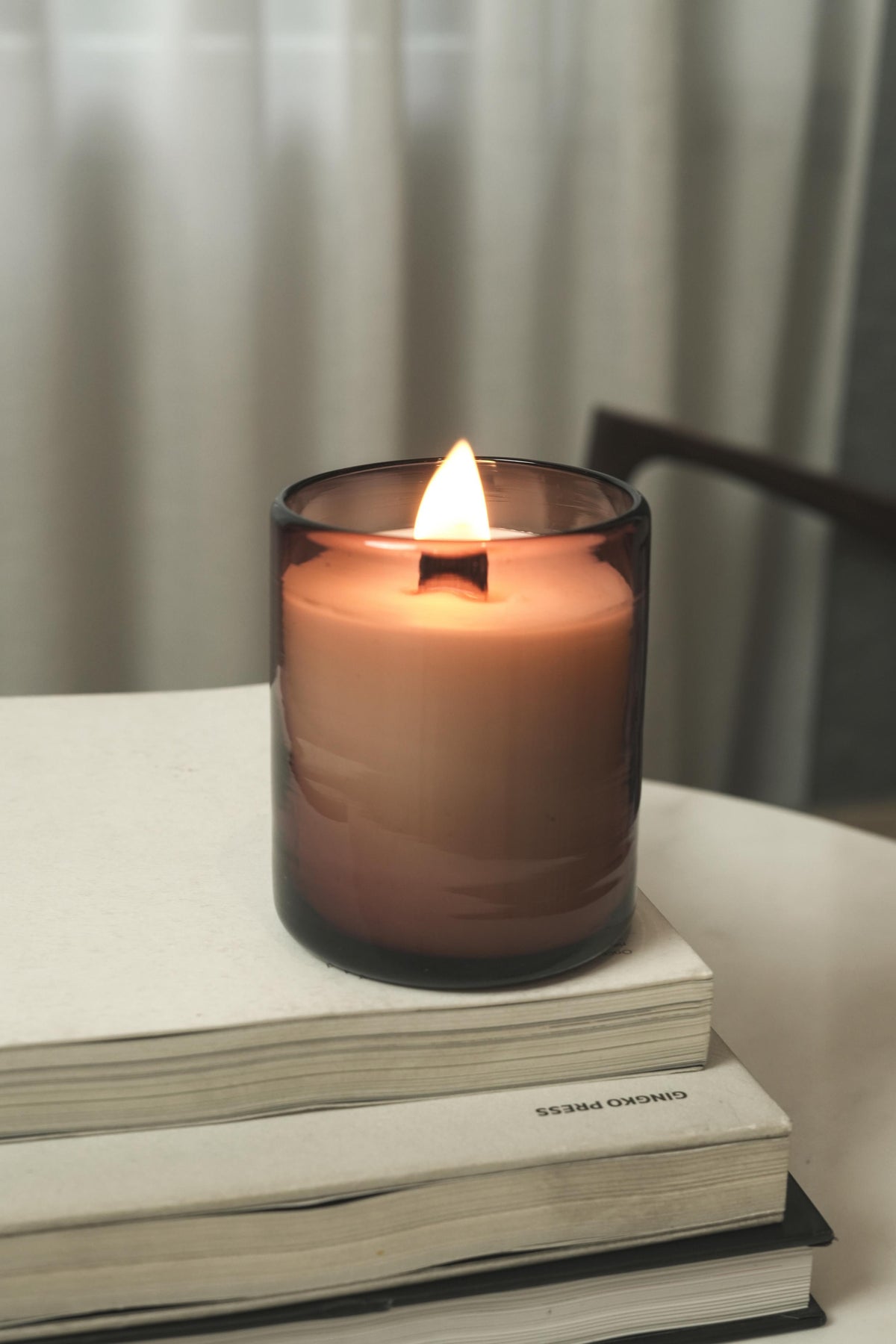 Vela aromática con mecha de madera y vaso de vidrio soplado